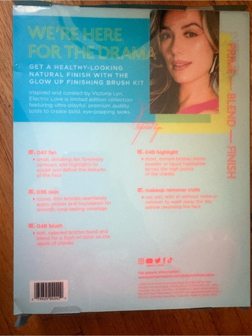 Real Techniques Brush Set - Pink to Blue Gradient with Yellow Bristles - Picture 3 of 3